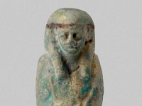 Aeg F 41  Aeg F 41, 21./22. Dynastie, Uschebti, Blaue Fayence, H 6,6 cm, B 3,0 cm, T 2,4 cm : Bestandskatalog Ägypten, Museumsfoto: Claus Cordes